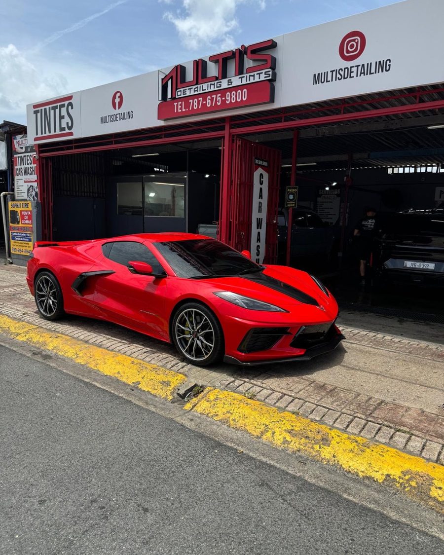 Corvette Stingray rojo recién entregado en el taller de Multi's Detailing & Tints, Levittown
